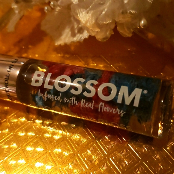 🌟HP🌟💙🧚♀️SUGAR COOKIE Blossom Roll-On Lip Gloss NWOBOX - Picture 6 of 6